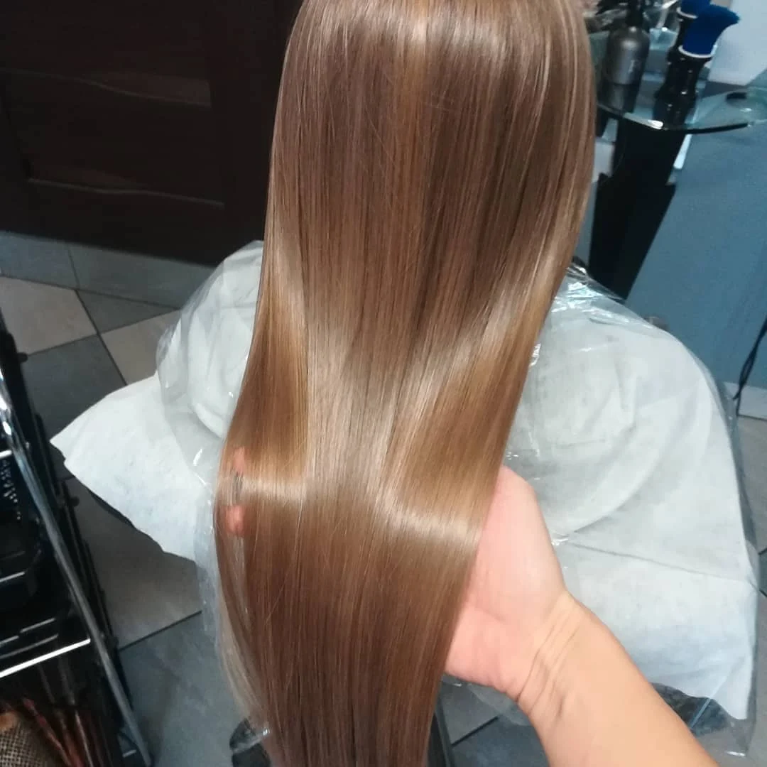 Długie, lśniące włosy w karmelowym blondzie
